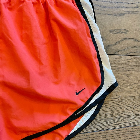 ❌❌SOLD❌❌ LADIES’ NIKE DRI FIT ORANGE, BLACK & WHITE RUNNING SHORTS . SIZE M - Picture 2 of 4
